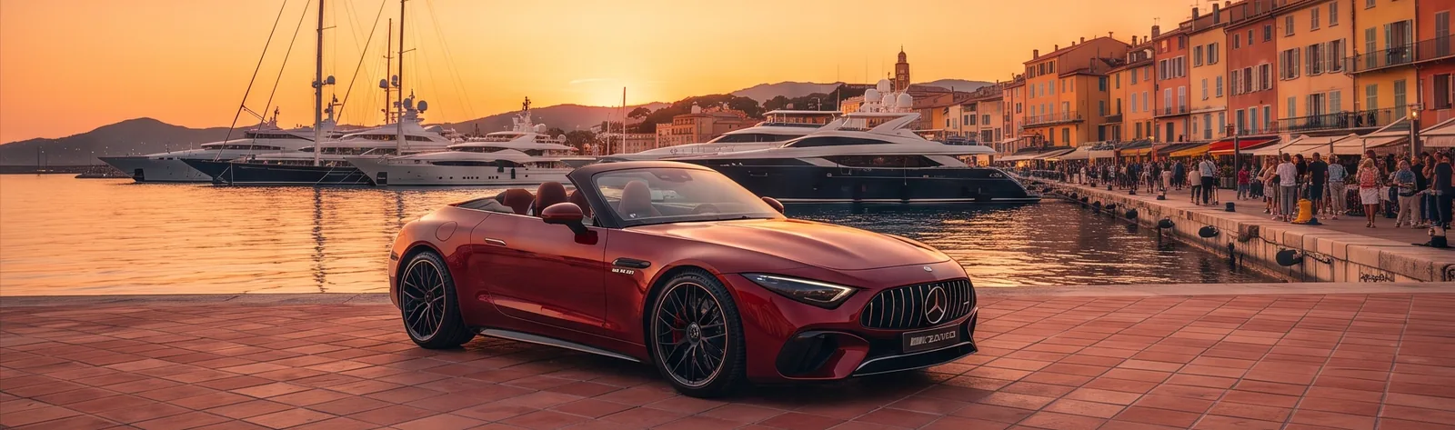 Cabriolet rouge sur le port de Saint-Tropez au coucher du soleil