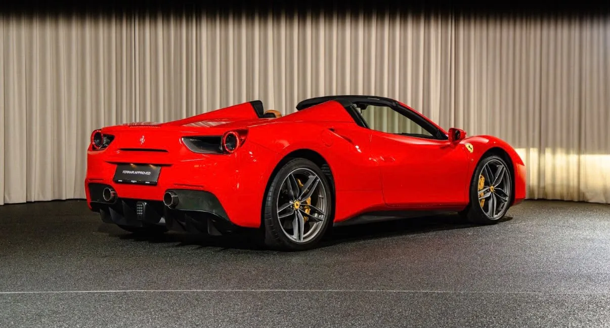 Ferrari 488 Spider rouge, vue arrière trois quarts