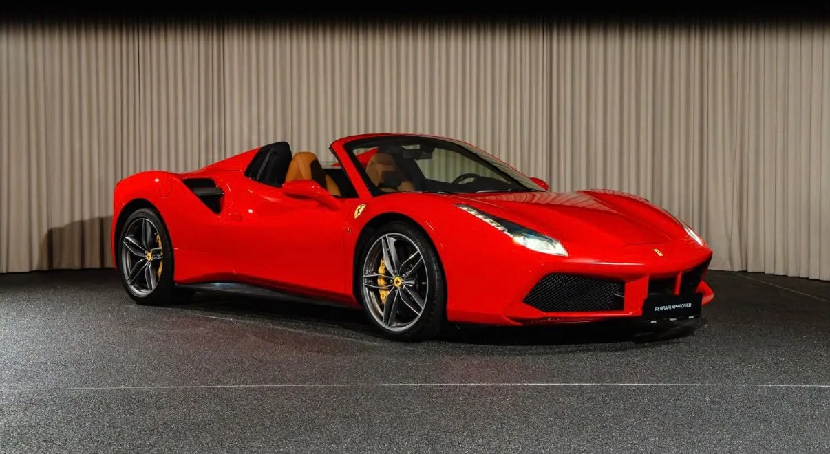 Ferrari 488 Spider rouge, vue avant trois quarts