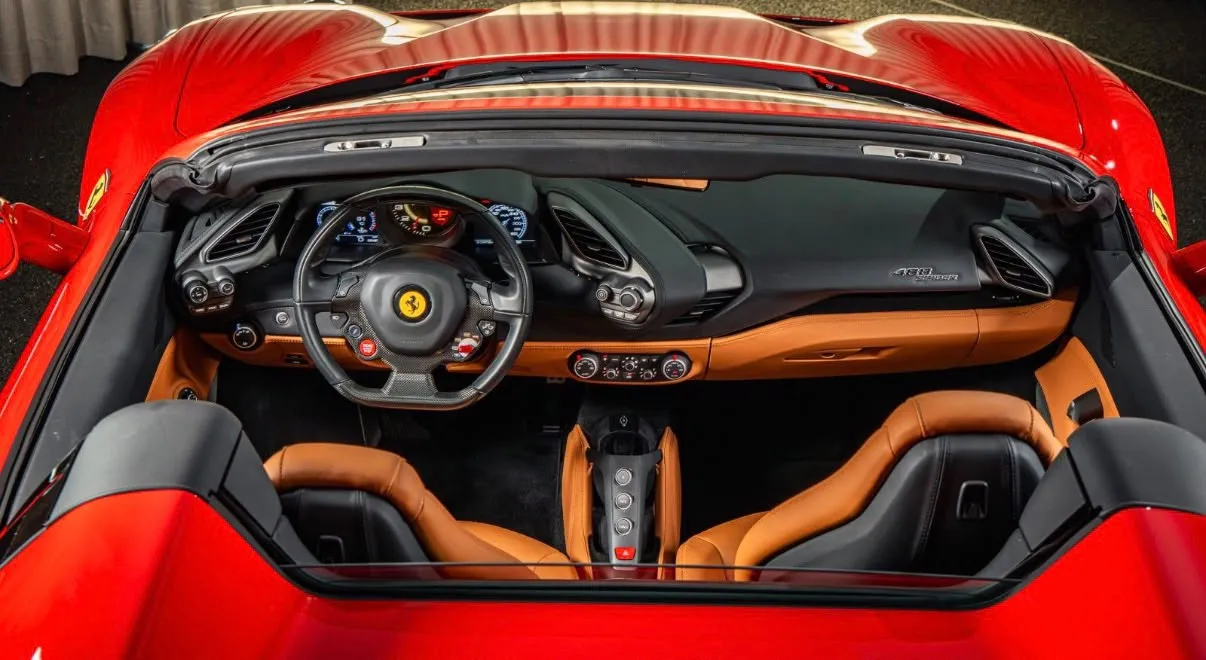 Intérieur cuir fauve de la Ferrari 488 Spider, vue du dessus