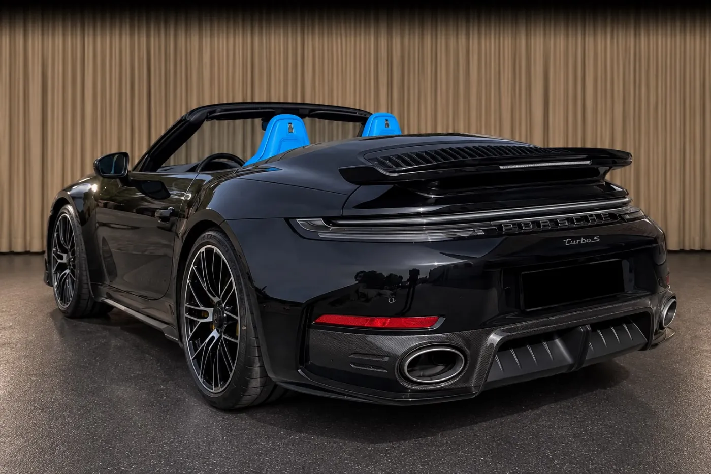 Porsche 911 Turbo S cabriolet noire à l'intérieur bleu, vue arrière