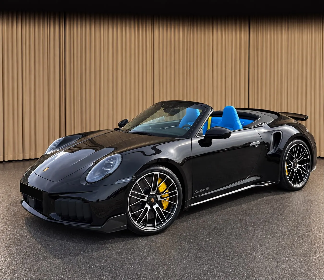 Porsche 911 Turbo S cabriolet noire, vue avant trois quarts