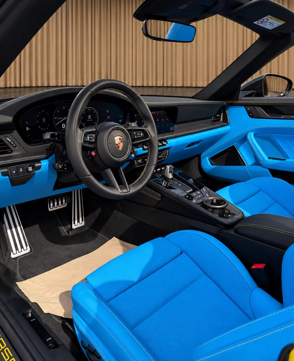 Intérieur bleu de la Porsche 911 Turbo S : volant et tableau de bord
