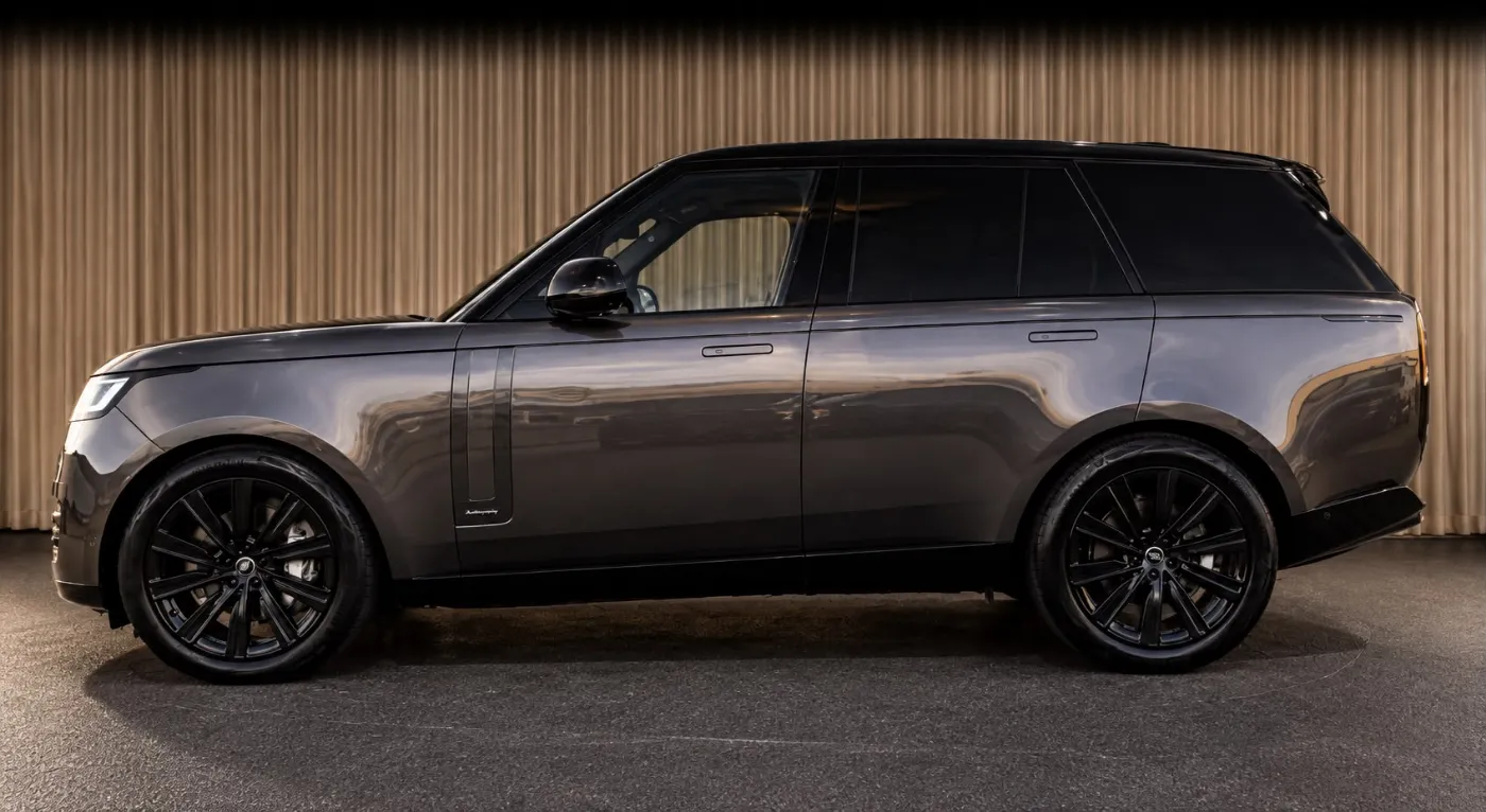 Range Rover gris anthracite, vue de profil