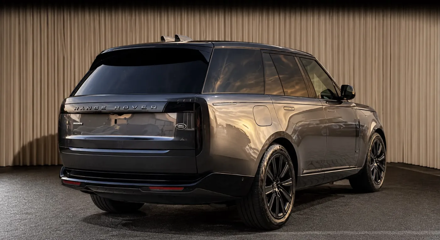 Range Rover gris anthracite, vue arrière