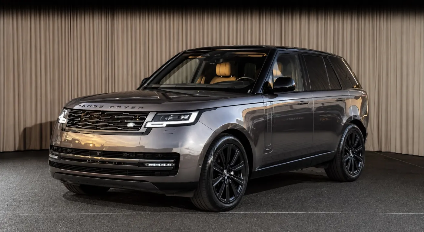 Range Rover gris anthracite, vue avant trois quarts