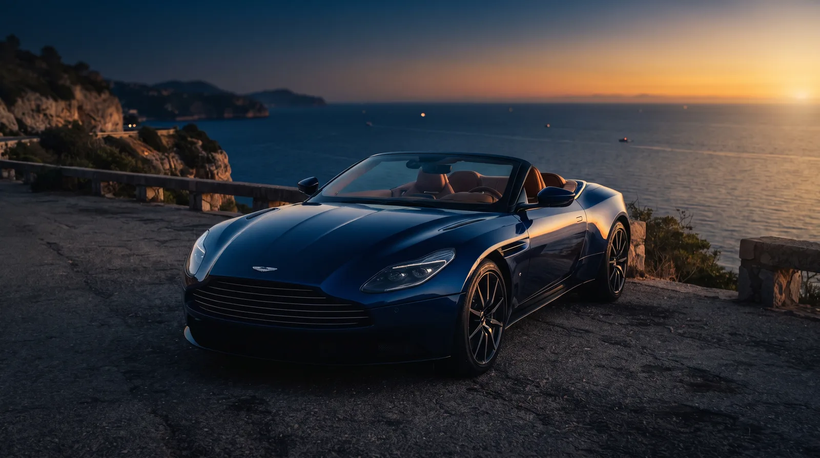 Cabriolet de luxe sur une route de la Côte d'Azur au coucher du soleil