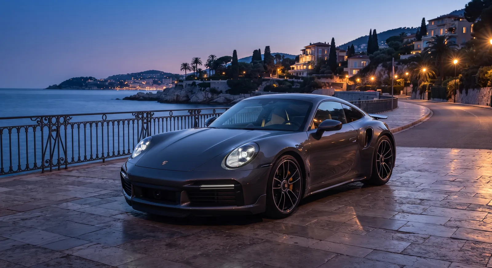 Porsche 911 Turbo S grise dans un showroom